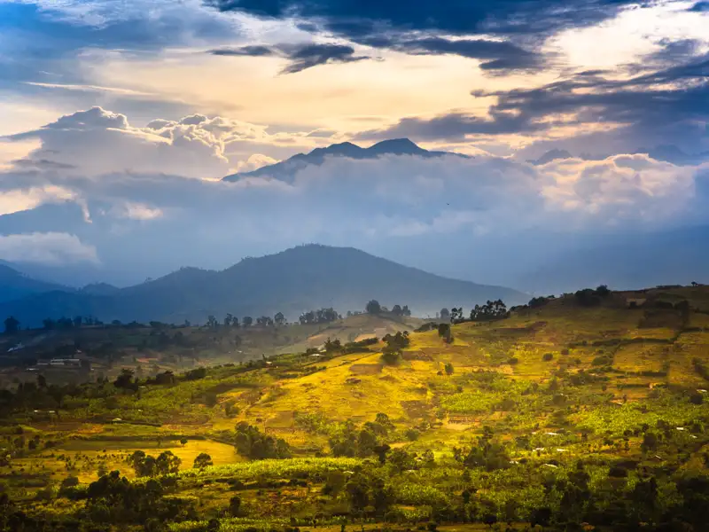 Landschaft mit Hügeln und Bergen
