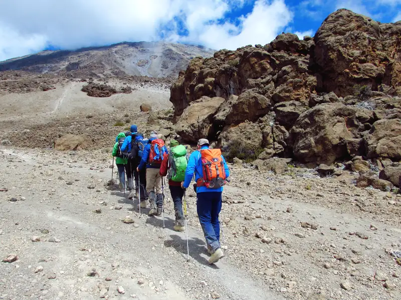 Wandergruppe auf einem Bergpfad.