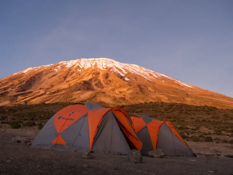 Campingplatz am Kilimandscharo mit Blick auf den Gipfel.