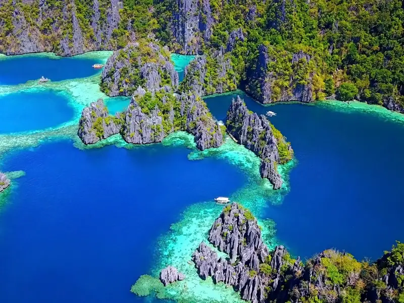 Luftbild von Inseln und Wasser.