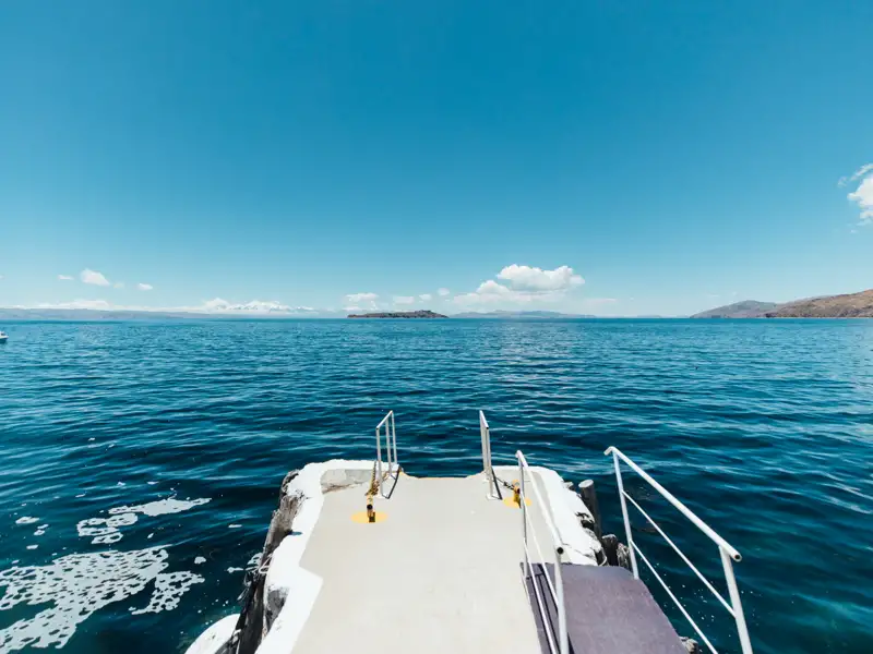 Blick vom Anlegesteg auf den See.