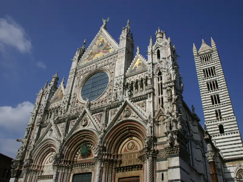 Dom von Siena: Fassade und Campanile im Detail.