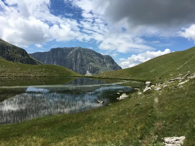Ruhiger Bergsee mit Spiegelungen