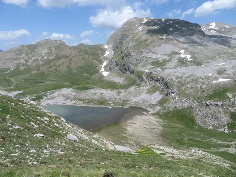Ein idyllischer Bergsee inmitten einer Gebirgslandschaft.