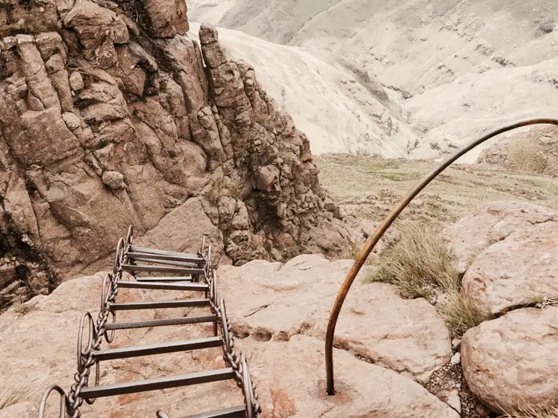 Eine Metallleiter ermöglicht den Abstieg an einer steilen Felswand.