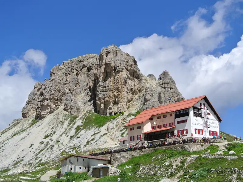Das Rifugio Auronzo, eine Berghütte in den Dolomiten, liegt direkt unter den majestätischen Drei Zinnen.