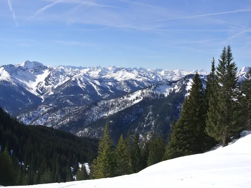 Panoramablick auf eine verschneite Bergkette.