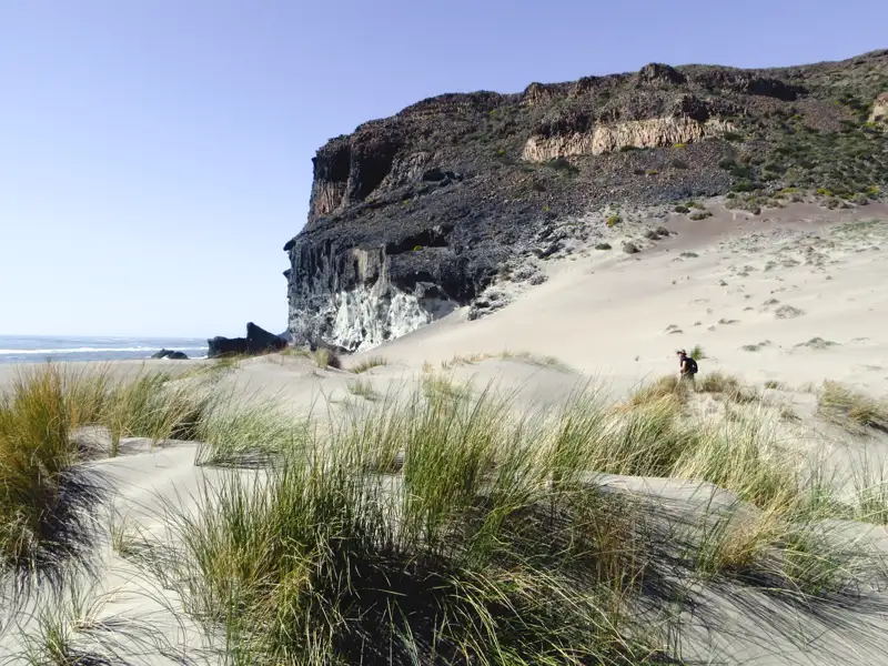 Dünenlandschaft und felsige Küste.