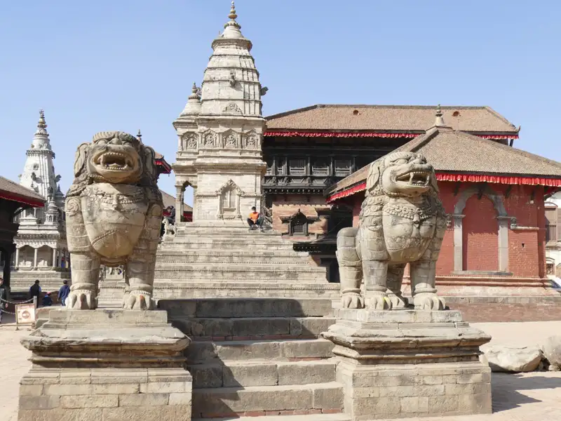 Steinerne Löwenwächter am Eingang eines Tempels.