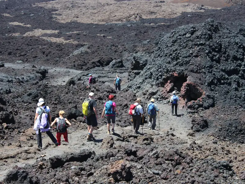 Wanderer auf einem erkalteten Lavafeld.