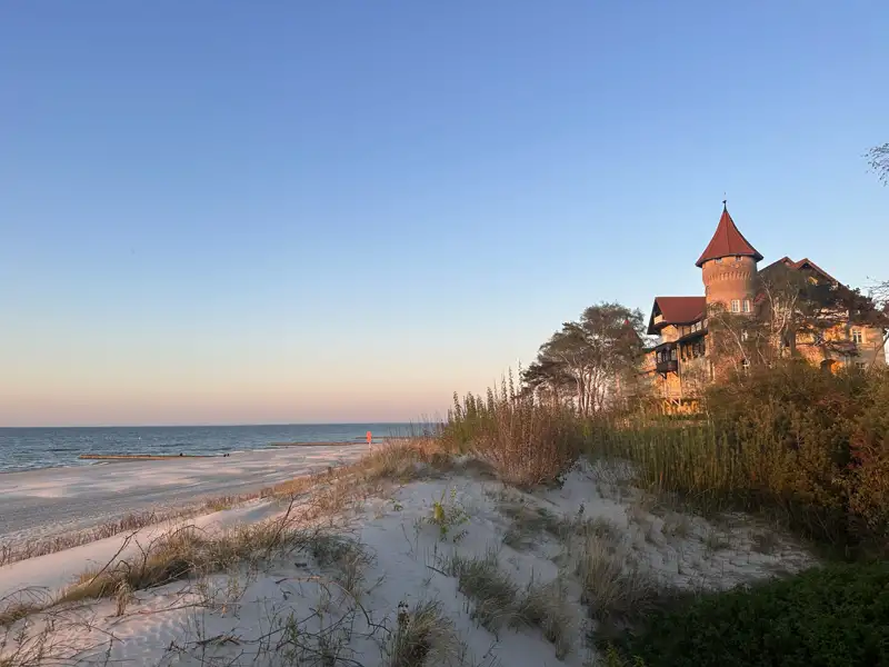 Schlossähnliches Gebäude am Strand