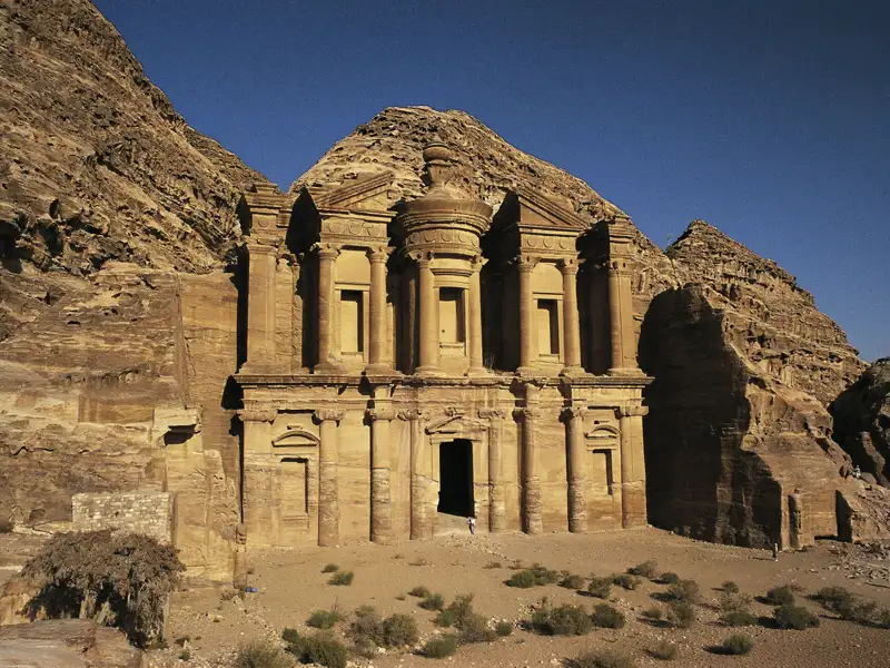 Das Felsengrab "Kloster" in Petra, aus dem Sandstein gemeißelt.