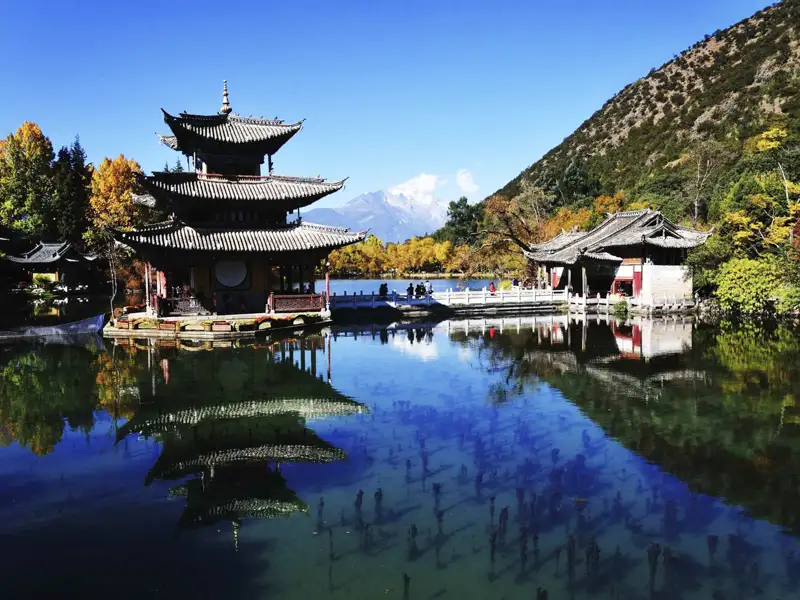 Traditionelle chinesische Pagode am See.