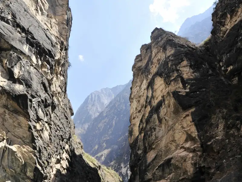 Steile Felswände einer Schlucht.