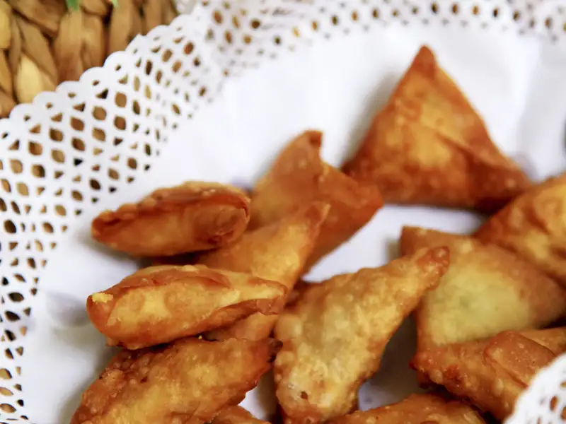 Gebratene Teigtaschen auf einem Teller.