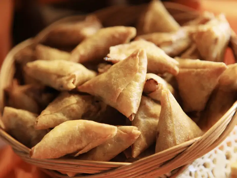 Samosas im Korb.