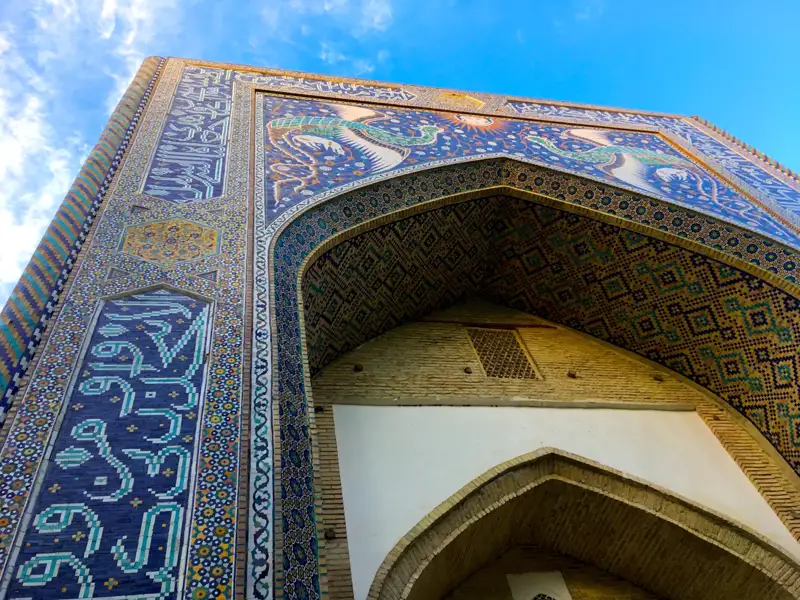 Mosaikfassade mit kunstvollen Mustern und Darstellungen.