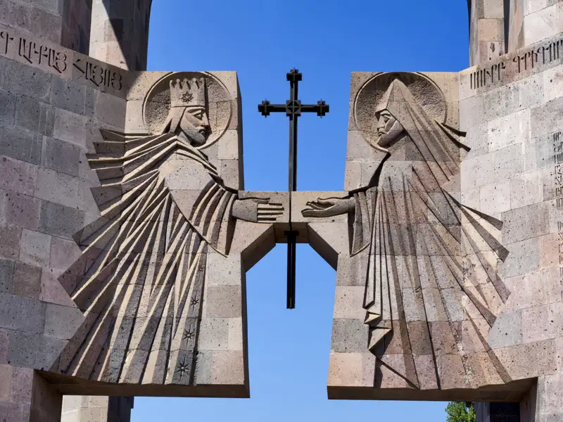 Reliefs eines Königs und einer Königin, getrennt durch ein Kreuz, am Denkmal. Die Figuren symbolisieren...