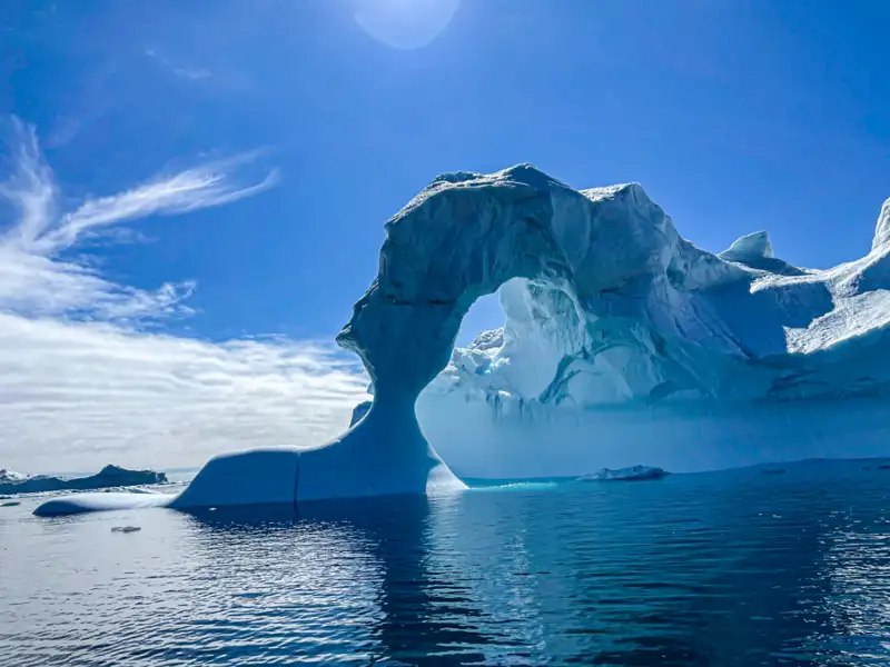 Eisberg mit einem natürlichen Bogen, fotografiert während der Reise.