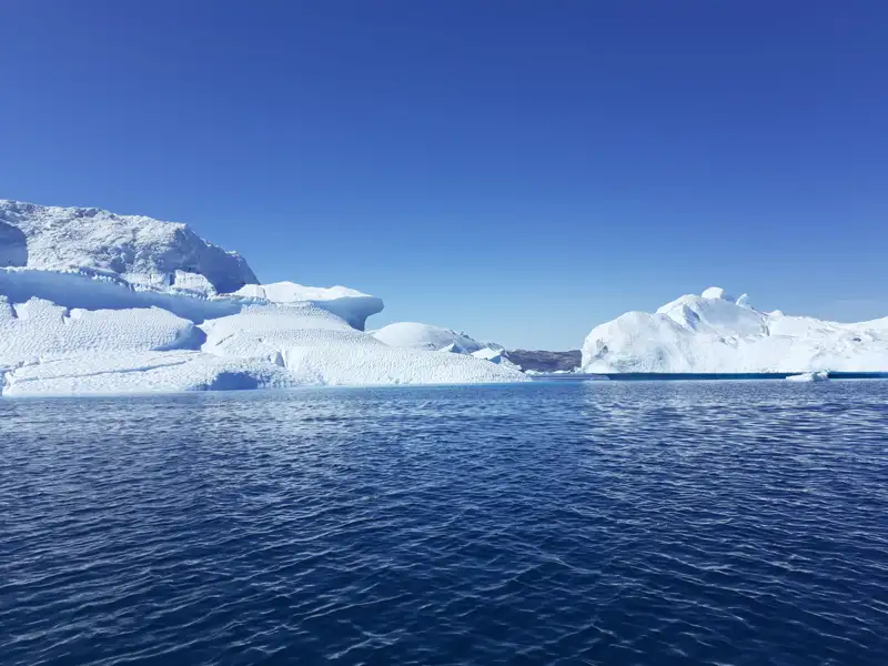 Imposante Eisberge im Meer.