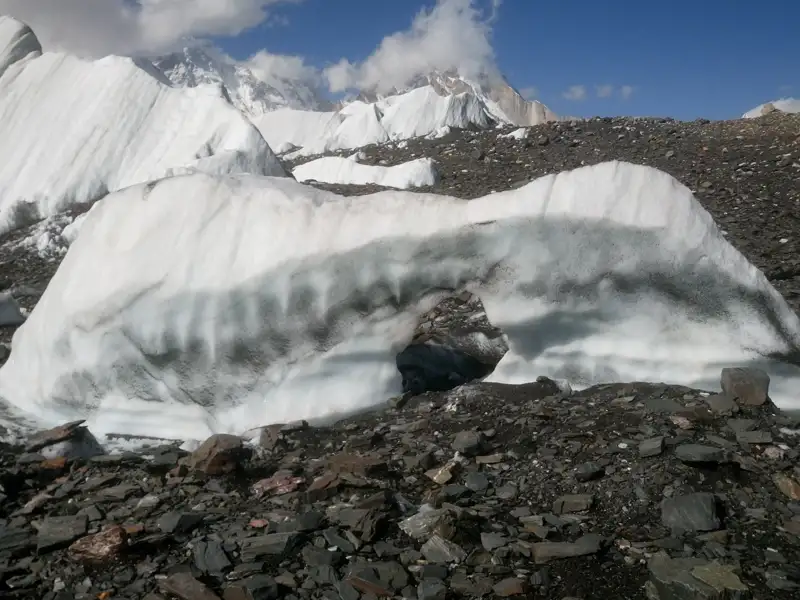 Bogenförmige Gletscherformation auf einer Reise in die Berge.
