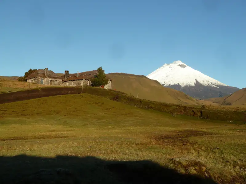 Steinhaus in vulkanischer Landschaft