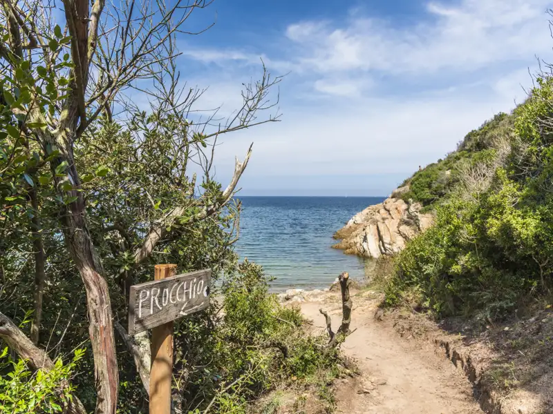 Wegweiser und Pfad zur Bucht Procchio.