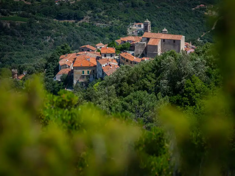 Panoramablick auf ein kleines Dorf in den Hügeln.