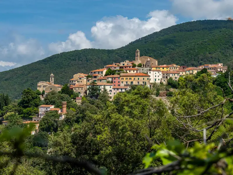 Ansicht eines Dorfes in den Hügeln.
