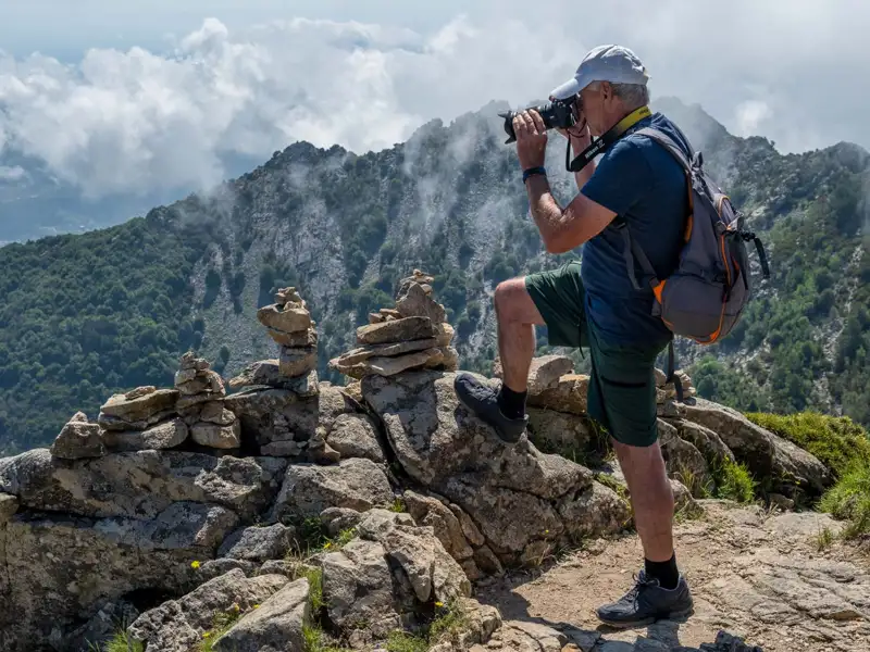 Wanderer fotografiert Bergpanorama