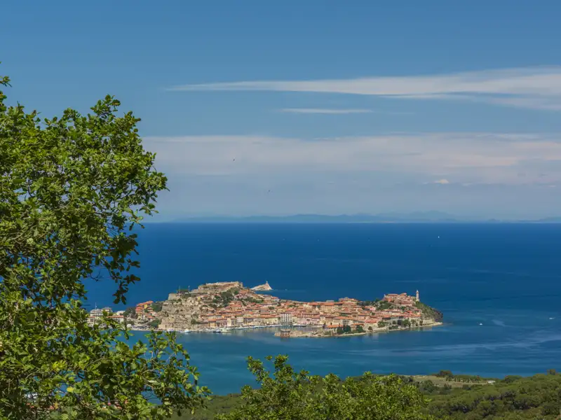 Blick auf eine Küstenstadt auf einer Insel im Meer.