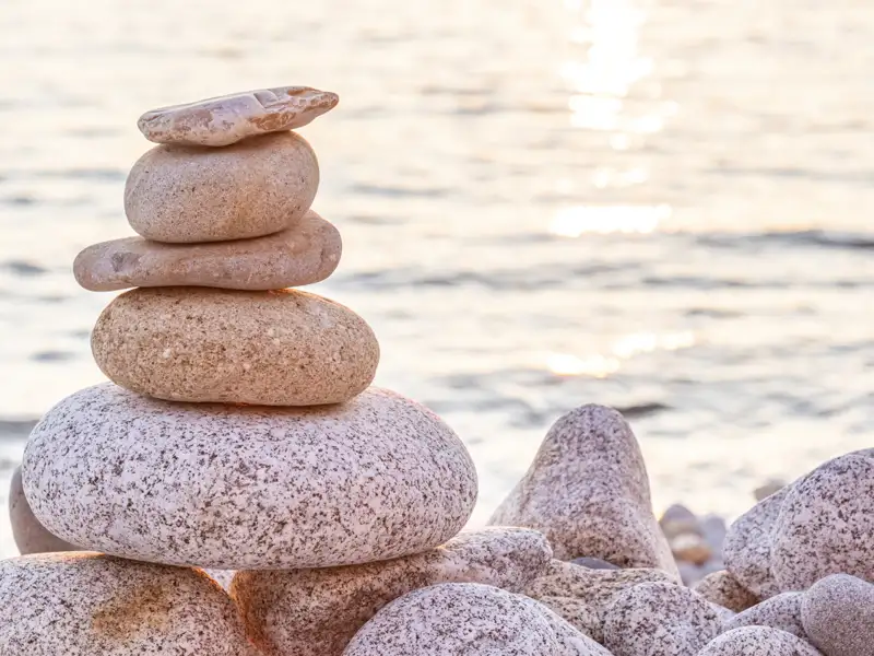 Aufeinander gestapelte Steine am Strand.