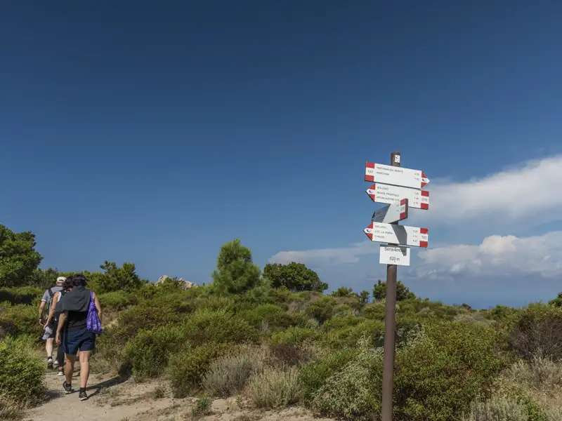 Wegweiser mit verschiedenen Richtungsangaben für Wanderer.