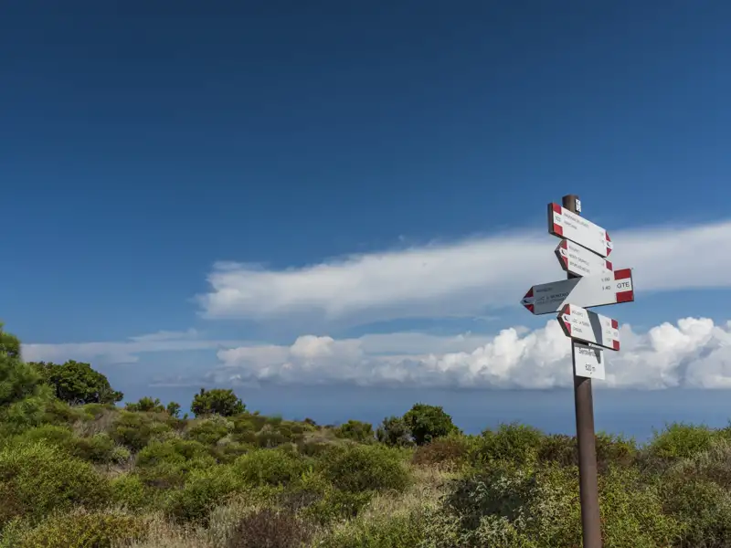 Wegweiser mit verschiedenen Richtungsangaben für Wanderer.