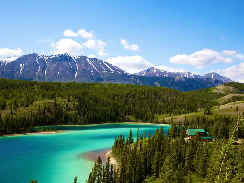 Türkisfarbener See mit Blick auf die Berge.