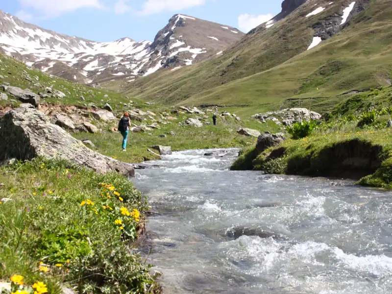 Wanderung entlang eines Gebirgsbachs in den Alpen.