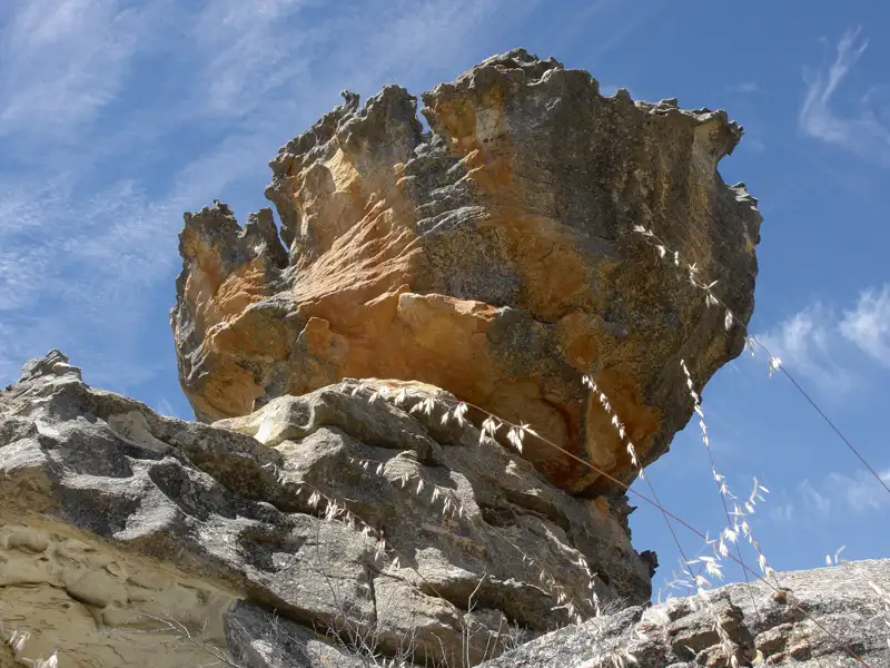 Erodierte Felsformation mit einzigartigen Farben und Formen.