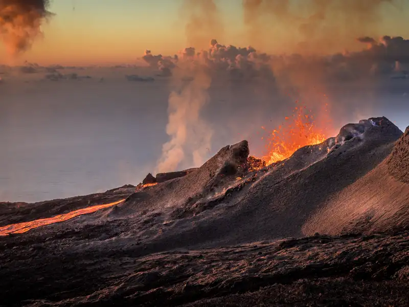 Aktiver Vulkan mit Lava und Rauch.