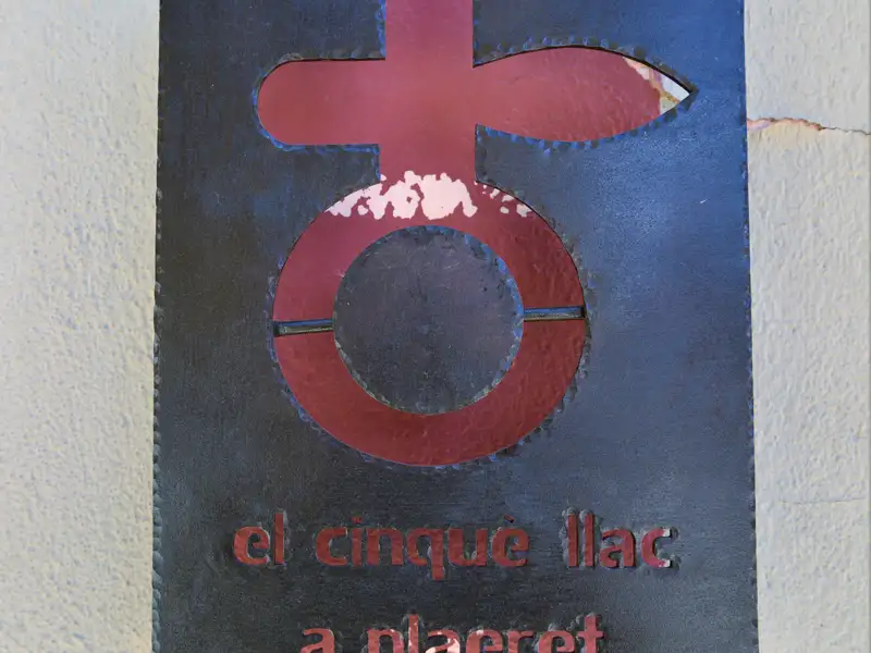 Metallenes Schild mit der Aufschrift 'el cinque llac a plaçaret'.