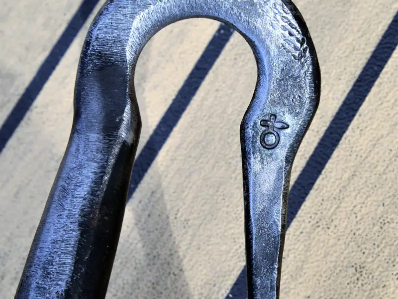 Nahaufnahme eines Metallhakens.