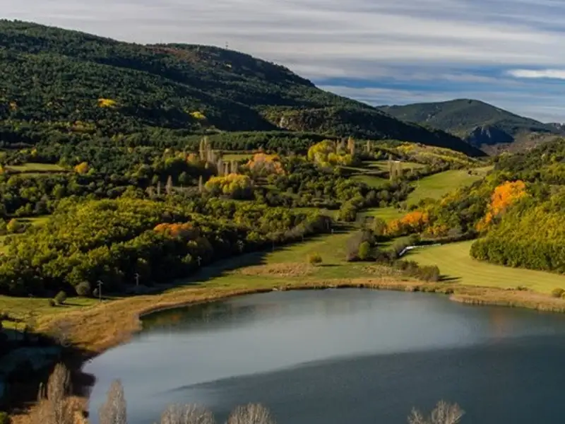 See inmitten herbstlicher Landschaft.