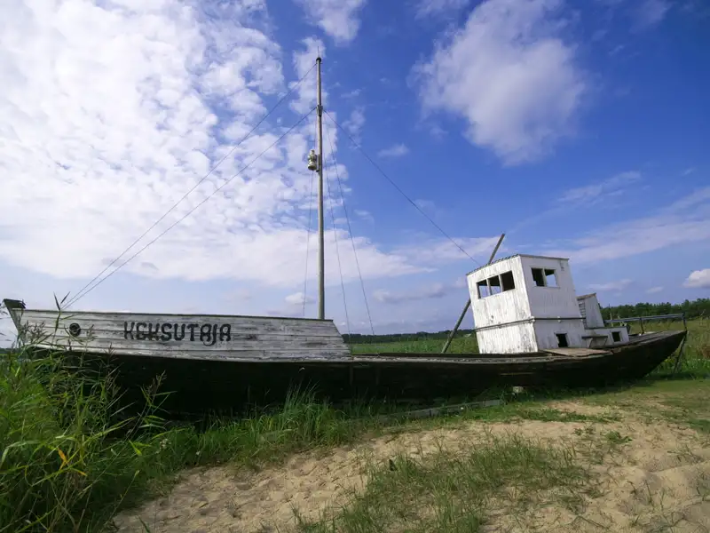Ausgedientes Schiff "KEHSUTAJAN" an Land.
