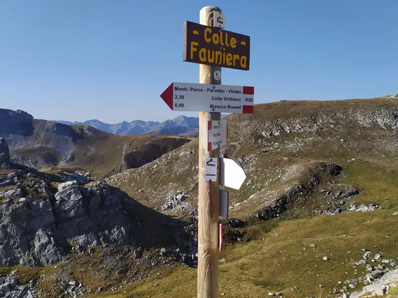 Wegweiser am Colle Fauniera mit Entfernungsangaben zu den Wanderzielen Monti Parvo-Parvetto-Viridio, Colle Viribianc und Bivacco Russet.
