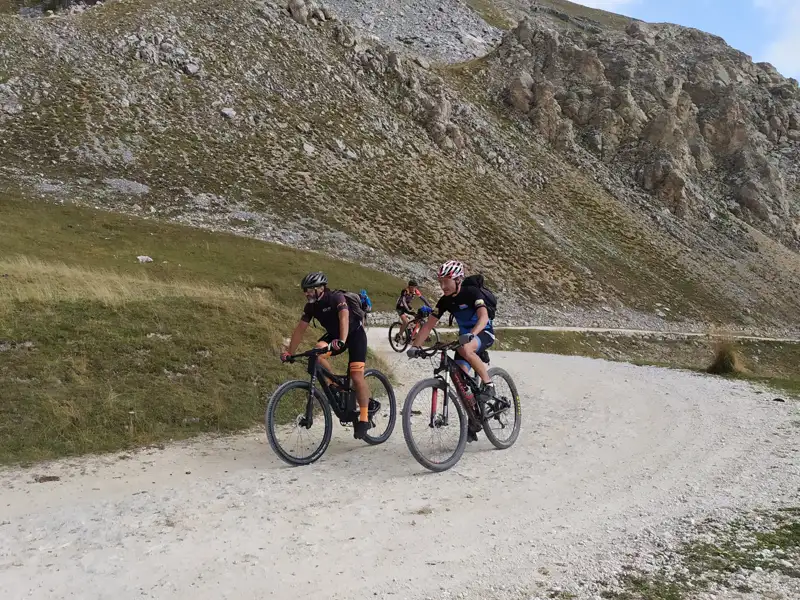 Mountainbiker auf einem Bergpfad.