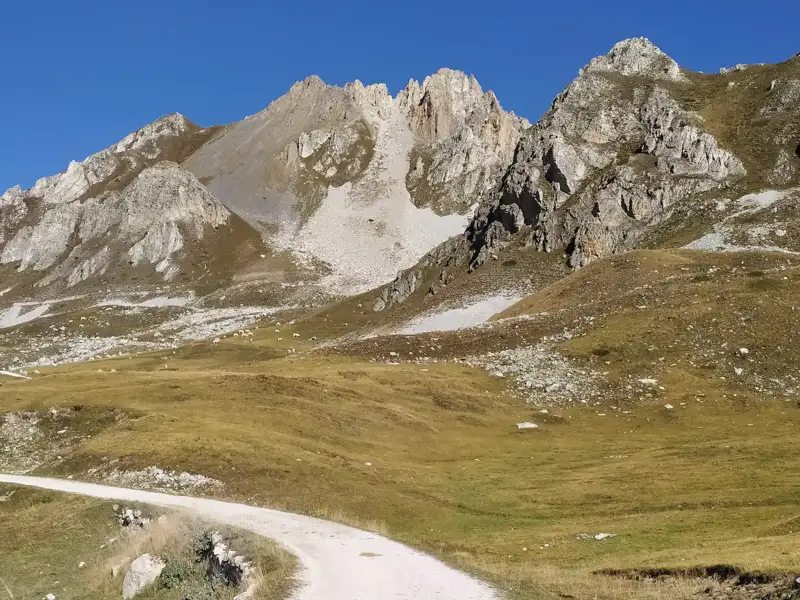 Schotterweg in den Bergen.