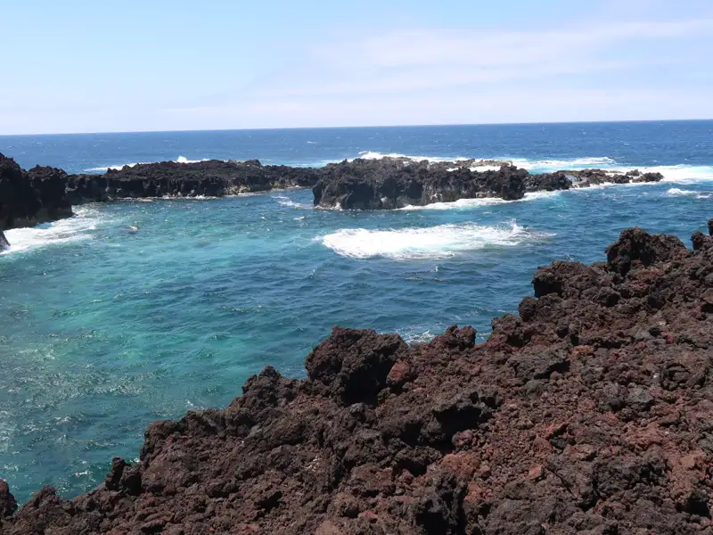 Felsige Küstenlandschaft mit Blick auf das Meer.