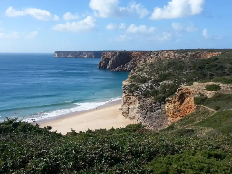 Sandstrand und Klippen an der Küste.
