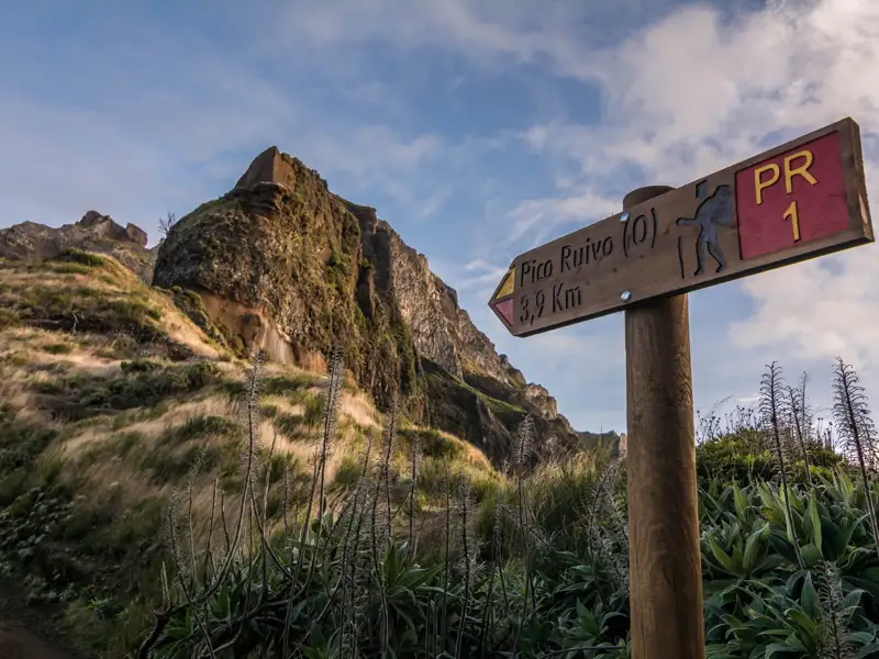 Wegweiser zum Pico Ruivo auf dem Wanderweg PR1 mit einer Entfernung von 3,9 km.
