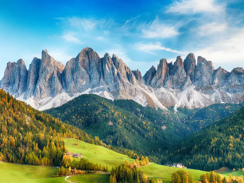 Herbstliche Berglandschaft mit Blick auf die Bergkette.