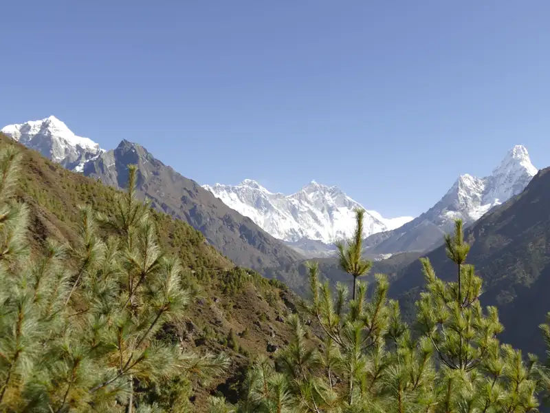 Aussicht auf die schneebedeckten Berge des Himalayas.